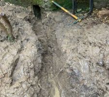 Tranchée pour le changement de l?évacuation de l?eau de la source