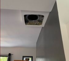 Décoffrage au plafond pour raccorder le poêle à bois