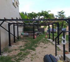 Structure acier finie et pose de la structure bois support toit