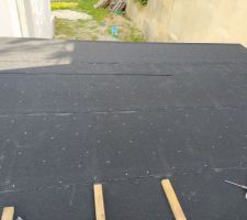 Pose du toit en bois et de la couverture bitumeuse carport