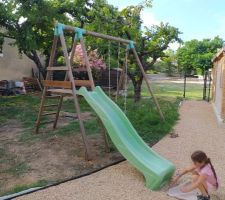 Pose des jeux pour enfants