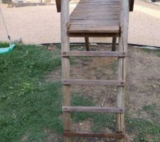 Pose des jeux pour enfants