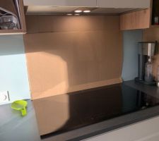 Et une crédence improvisée en attendant la pose du plan de travail définitif.