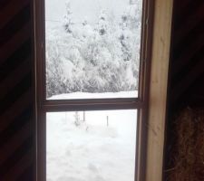 Fenêtre haute de la chambre : en cours de pose