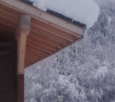 Même sans chauffage, ça fait des beaux glaçons au bord du toit nord