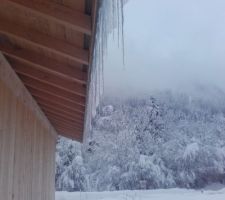 Même sans chauffage, ça fait des beaux glaçons au bord du toit nord