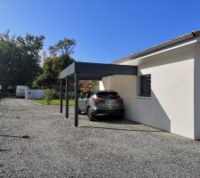 Le carport et l'allée carrossable.