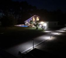 La maison vue de nuit. Nous avons installé des lampes solaire tout au long de l'allée et sous les arbres.