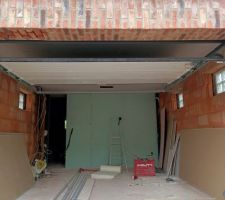 Vue du garage, cloison de la chambre parental