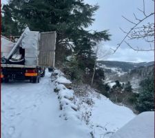 Avec la neige le lendemain. Camion chargé d'isolant que j'utiliserais dans mon complexe de mur chauffant, et 10 fenêtres PVC