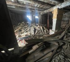 Au niveau inférieur de la grange, j'avais mis le bois de l'ancien toit à l'abri. Il passe dans le fourneau à bois qui sert à chauffer la pièce de vie