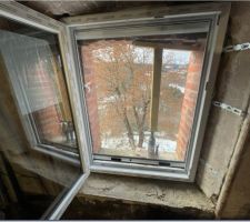 Une fenêtre de posé avec une moustiquaire enroulable intercalé, de plus j'ai recollé le parement de briques extérieur qui était descendu