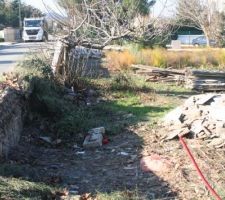 Destruction de la cabane avec mise en tas des dechets..