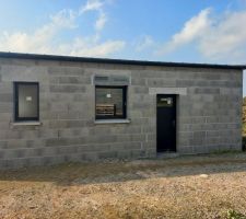 Fenêtre salle de bain, fenêtre chambre et Porte de service garage