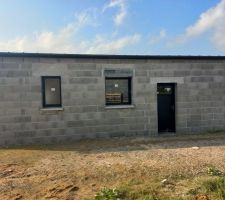 Fenêtre salle de bain, fenêtre chambre et Porte de service garage