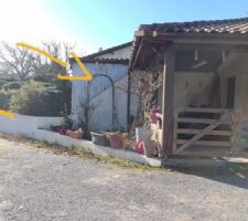 Accès terrain, voisin en hauteur son sol est à la hauteur du muret. Son abris en tolle est en limite et fait toute la longueur de notre garage