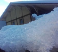 Énormes cristaux de givre de surface sur la neige