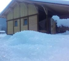 Énormes cristaux de givre de surface sur la neige