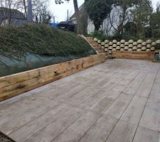 Terrasse grès cérame amazonia walnut avec intégration d'un escalier traverses en chêne.