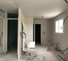 Cloisons en cours de pose : vue sur la cuisine