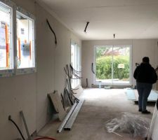 Cloisons en cours de pose : vue sur la salle à manger