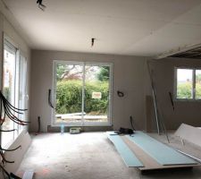 Cloisons en cours de pose : vue sur la salle à manger