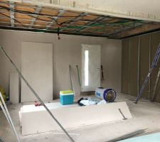 Cloisons en cours de pose : vue sur le salon et la porte d'entrée