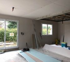 Cloisons en cours de pose : vue sur la salle à manger et le salon