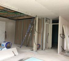 Cloisons en cours de pose : vue sur la porte du bureau et la salle d'eau