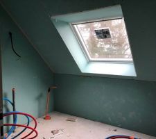 Pose des cloisons en cours : salle d'eau de l'étage.