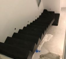 Escalier béton ciré noir