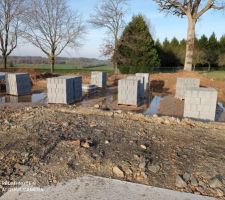 Le ma&ccedil;on &agrave; juste depos&eacute; quelques parpaings pour le vide sanitaire.
Cela fait un mois que le demande a &eacute;t&eacute; faite pour la mise en place du col de cygne . Il vient tout juste d'&ecirc;tre pos&eacute;, les travaux vont pouvoir commenc&eacute;s !