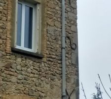 Sur le c&ocirc;t&eacute; de la fa&ccedil;ade, les trois clefs int&eacute;gr&eacute;es lors des modifications successives du b&acirc;timent.