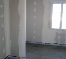 Bureau. Chape terminée. Prochainement sera posé un plancher stratifié.
