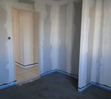 Bureau. Chape terminée. Prochainement sera posé un plancher stratifié.