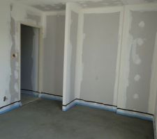Chambre 1. Chape terminée. Prochainement sera posé un plancher stratifié.