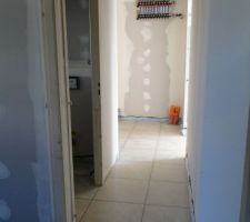 Vue depuis l'encadrement de la porte du bureau. A gauche, chambre 2, puis wc. En face, placard de l'entr&eacute;e. Au fond, sur la droite, s&eacute;jour-salon.