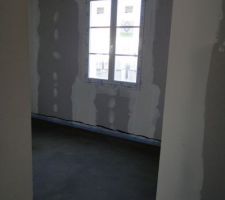 Chambre 2. Chape terminée. Prochainement sera posé un plancher stratifié.