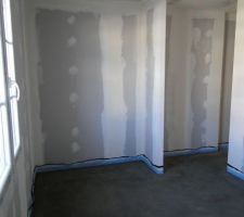 Chambre 2. Chape terminée. Prochainement sera posé un plancher stratifié.
