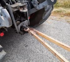 Grue raccordée au tracteur.