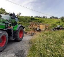 Le vendeur a sorti la grue de son terrain et l'a montée sur un parking avec son tracteur (le rouge du fond).
L'agriculteur que j'ai embauché a un tracteur beaucoup plus gros, ça ne sera pas de trop, il y a quelques sacré montées à passer (et les descentes surtout). La grue n'est pas freinée.