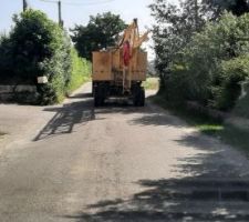 Traversée du village avant d'arriver, après 1h30 de route.
C'est quand même gros !