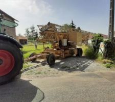 Début de l'enfer et de la rentrée sur le terrain. J'avais peur que la route ne soit pas assez large pour la longueur du convoi. Au final ça passe juste, la flèche déborde au-dessus du grillage sur le chemin d'accès voisin.