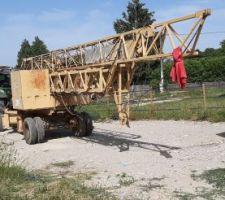 Mise en place sur l'arrière de la future maison. Il faudra pas mal d'aller-retour pour la positionner correctement sur son emplacement repéré auparavant.
Au total, 30 minutes rien que pour faire les man?uvres depuis la route.