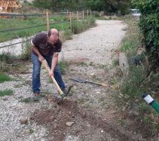 On fait passer une gaine au milieu du chemin d'accès pour aller du compteur de chantier aux gaines en attente de l'autre côté du chemin. On utilisera une gaine qui va directement au garage.