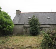 La facade arriere (nord) apres defrichage