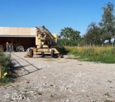 La grue est calée, devant l'entrée du garage. Il est à peine faisable de passer le camion entre la grue et la clôture, de toute façon on n'utilise pas le garage pour ranger des véhicules pour le moment.