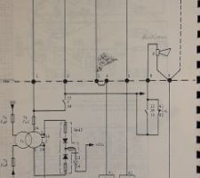 Un détail du schéma électrique de la grue. Elle sonne sans arrêt, donc il faut que je trouve pourquoi.
En bas, l'armoire électrique de la grue et les appareil. En haut, la télécommande.

Au final on trouvera avec le vendeur (qui est revenu me filer un coup de main là dessus), c'est un bouton poussoir de la télécommande qui est mort et qui ne donne pas assez de courant pour que le relai d'impulsion (celui qui contrôle et enclenche toute la chaine de sécurité au démarrage de la grue) ne se mette en place.