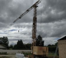 La grue est en place. Je fais tout petit entre les 2 bacs à lest.