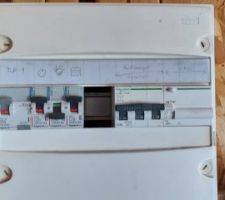 Tableau électrique dans le garage.
A droite c'est du triphasé : l'arrivée du courant depuis le compteur de chantier, et le départ vers la grue.
A gauche, j'ai récupéré une phase et mis quelques disjoncteurs pour le garage (la porte, de l'éclairage peut-être un jour, et les prises de courant).